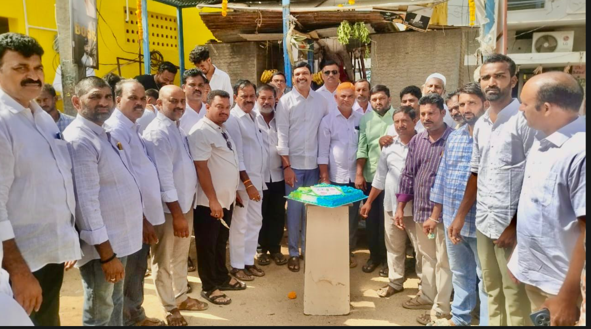 ప్రజా నాయకుడి జయంతి: సుండుపల్లిలో వైఎస్సార్ విగ్రహం వద్ద హృదయపూర్వక నివాళి